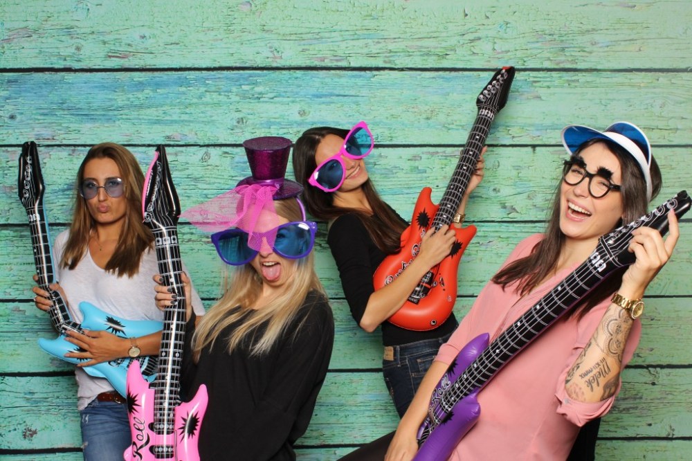 Party mit Fotobox - Mädchen posen mit Gitarren vor Photobooth